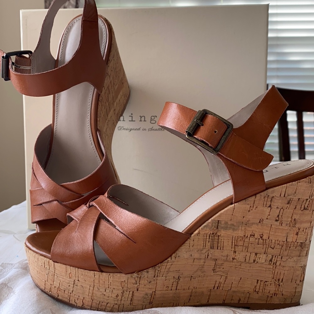 Hinge Platform Wedge brown sandal. Size 9.5